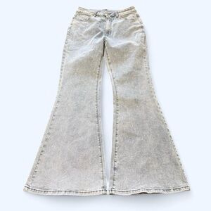Super cool vintage y2k 2000s women’s light wash flare jeans!